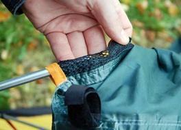 Вставить дугу тамбура в рукав внешнего тента Двухместная туристическая палатка с повышенной ветроустойчивостью. Alexika Nakra 2