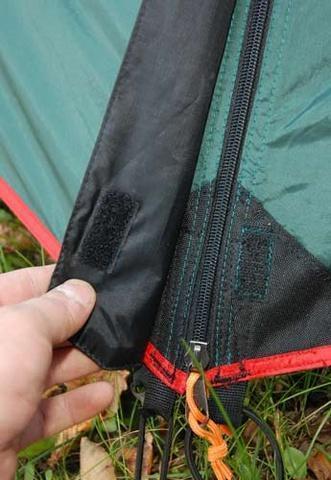 Клапан молнии смещен в сторону и имеет отдельный проклеенный шов Клапан молнии смещен в сторону и имеет отдельный проклеенный шов Двухместная туристическая палатка с повышенной ветроустойчивостью Alexika Nakra 2 зеленый