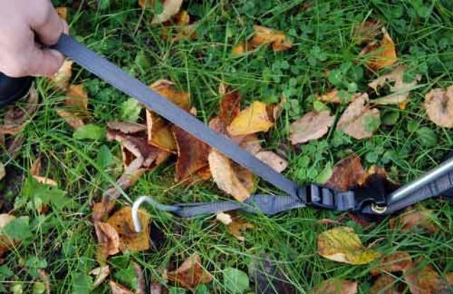 Регулируемая оттяжка позволяет оптимально растянуть дно палатки без перетыкания (как обычно) колышков Регулируемая оттяжка позволяет оптимально растянуть дно палатки без перетыкания (как обычно) колышков Двухместная туристическая палатка с повышенной ветроустойчивостью Alexika Nakra 2 зеленый