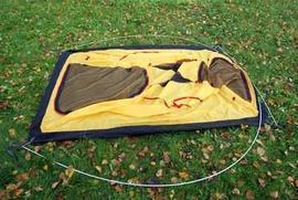 Вставить наконечники дуг в люверсы с 4-х сторон Двухместная туристическая палатка с повышенной ветроустойчивостью. Alexika Nakra 2