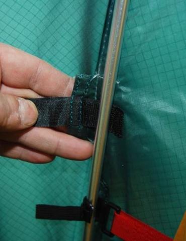 Тент фиксируется к дуге липучкой Velcro Тент фиксируется к дуге липучкой Velcro Двухместная туристическая палатка с повышенной ветроустойчивостью Alexika Nakra 2 зеленый