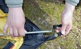 Вставить наконечники дуги в люверсы Двухместная туристическая палатка с повышенной ветроустойчивостью. Alexika Nakra 2