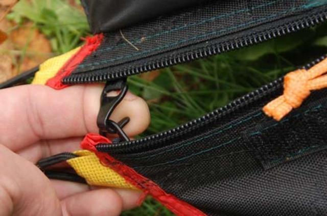 Крючок-фиксатор снижает нагрузку на застегнутую молнию тента Крючок-фиксатор снижает нагрузку на застегнутую молнию тента Двухместная туристическая палатка с повышенной ветроустойчивостью Alexika Nakra 2 зеленый