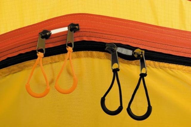 На пологе красная молния открывает вход, черная - антимоскитную сетку На пологе красная молния открывает вход, черная - антимоскитную сетку Двухместная туристическая палатка с повышенной ветроустойчивостью Alexika Nakra 2 зеленый