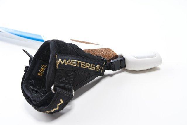 Эргономичный темляк EVOLUTION CLICK GLOVE с быстросъемным креплением. Темляк выполнен с применением потоотводящих тканей. А усиленная зона по периметру всего темляка позволяет совершать максимальные нагрузки во время тренировки. Темляк выполнен с комфортной внутренней отделкой и маркировками сторон R и L. Внутренняя отделка устраняет натирание. Телескопические палки для скандинавской ходьбы Masters Training