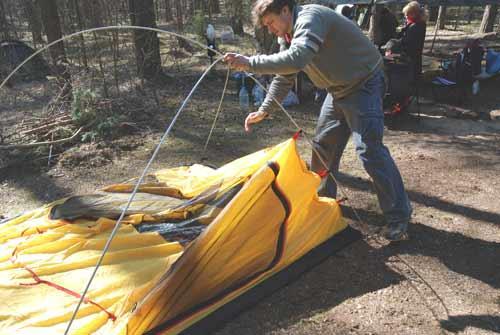 Установить дуги и закрепить тент при помощи крючков. Инструкция по Rondo 2 Plus